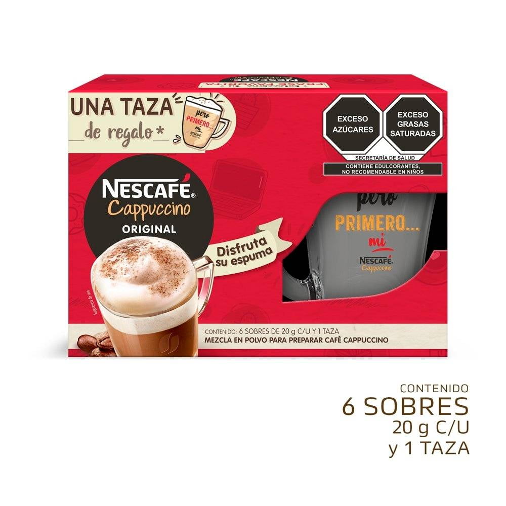 Máquina de café con cápsulas y capuchino cremoso en taza