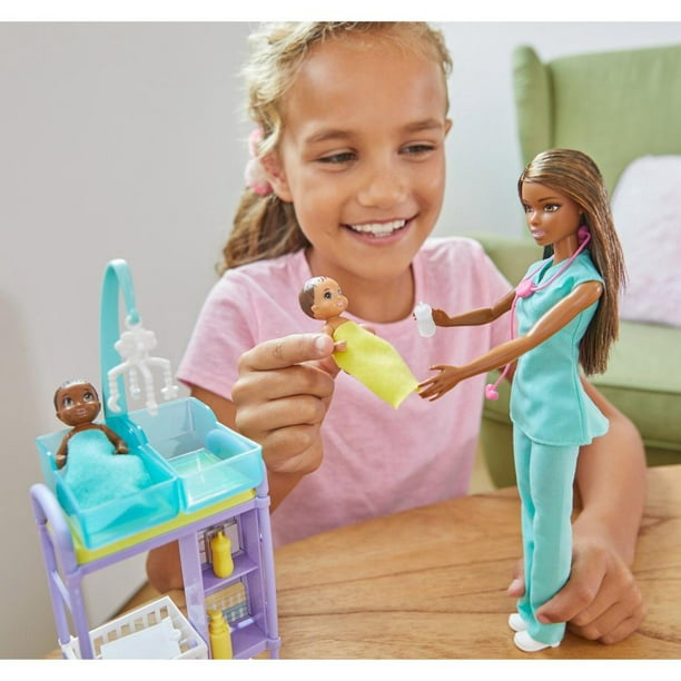 Muñeca Barbie Pediatra Morena con Bebés | Walmart en línea