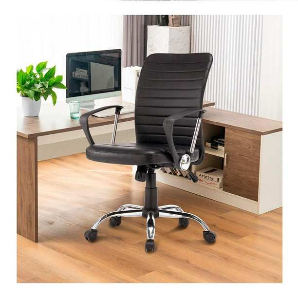 Un escritorio de computadora con una silla blanca y un fondo morado.