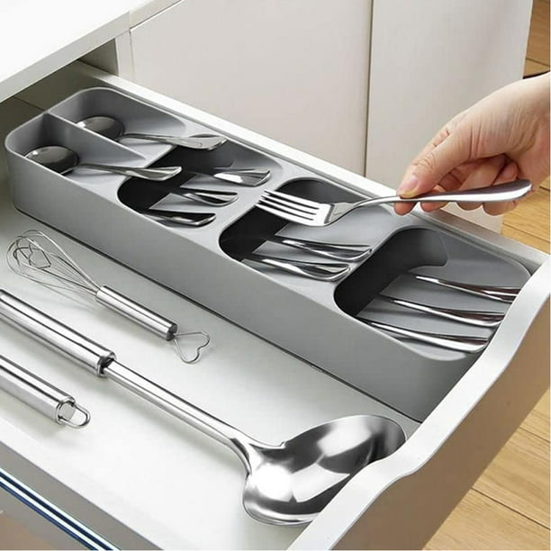 Mueble de cocina blanco con cajón abierto con bandeja organizadora de  cubiertos negra con tenedores, cucharas, cuchillos y otros accesorios  plateados. sistema de organización de almacenamiento de cocina