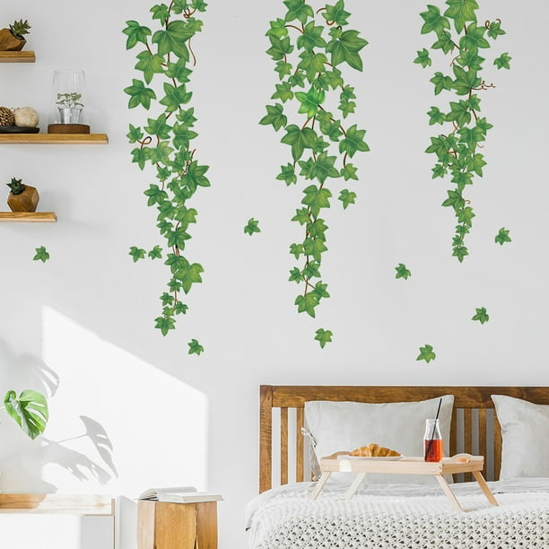 Una sala de estar con una pared verde una decoración de pared