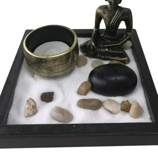 Buda con jardín zen pequeño con arena y piedras