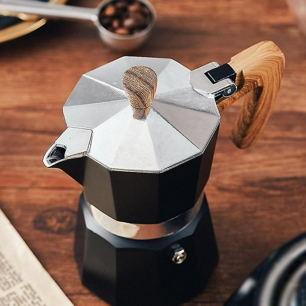café caliente en moka pot en estufa eléctrica, cafetera vintage en