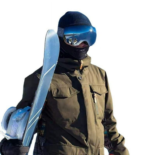Foto Un hombre con una mochila y gafas de sol en la nieve – Imagen