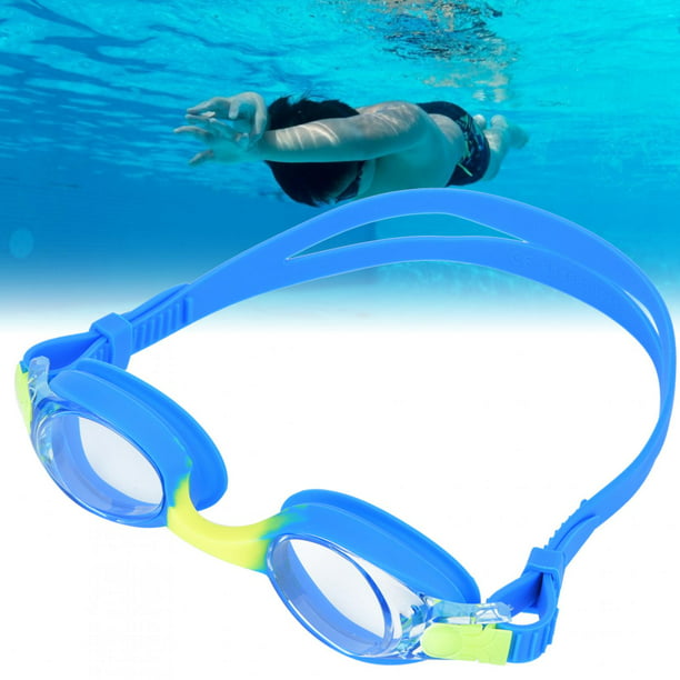 Lindo niño feliz en gafas de natación y snorkel en la piscina. natación  para el concepto de niños