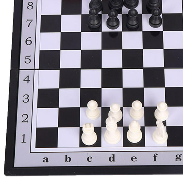 Spin Master Games Ajedrez Hecho Fácil: una Forma distinta de Jugar al  ajedrez de, Juego de Mesa para 2 Jugadores Adultos, Incluye Piezas de  ajedrez, Juego para Adultos y niños a Partir