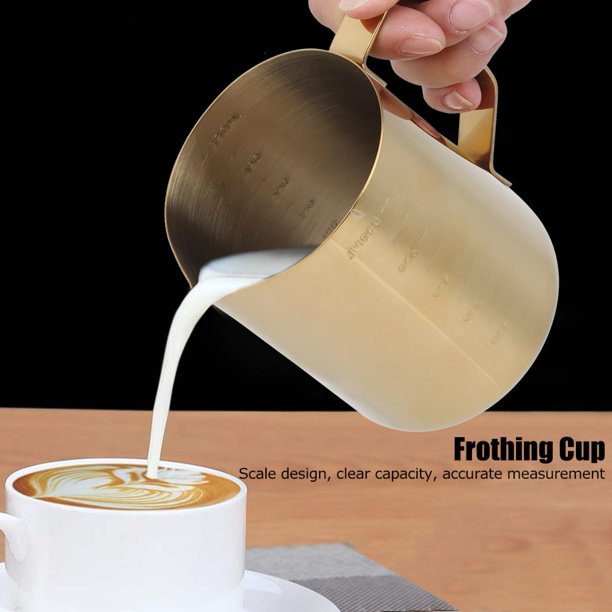 Máquina de café espresso con jarra de espuma de leche de acero y taza de  café de cerámica sobre fondo blanco. 3d render de la cafetera para hacer  cappuccino, am Fotografía de