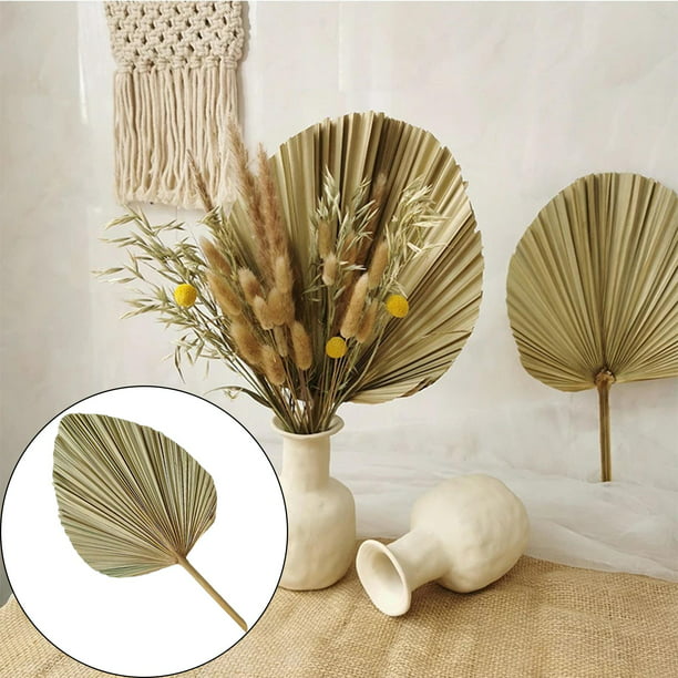 Hoja de palma seca y pampas secas en florero florero blanco. decoración  minimalista de diseño de interiores.