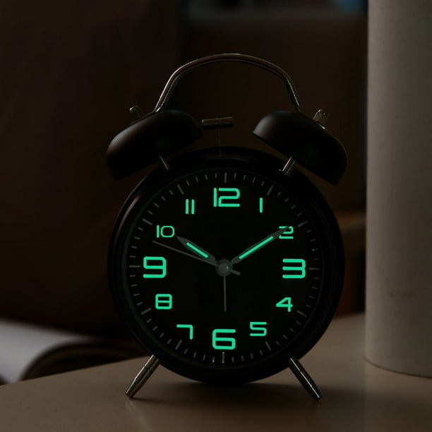 Reloj despertador analógico clásico de lujo negro sobre una mesa en primer  plano extremo de blue key. representación 3d