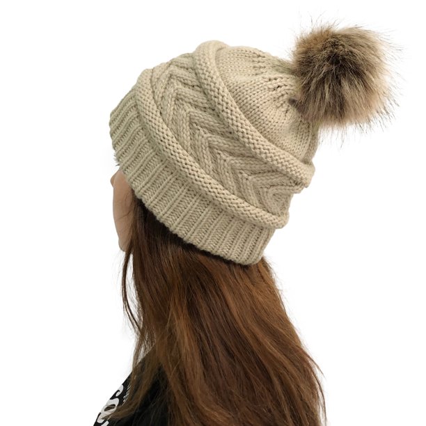 GORRO DE MUJER DE PUNTO BEIGE CON POMPOM