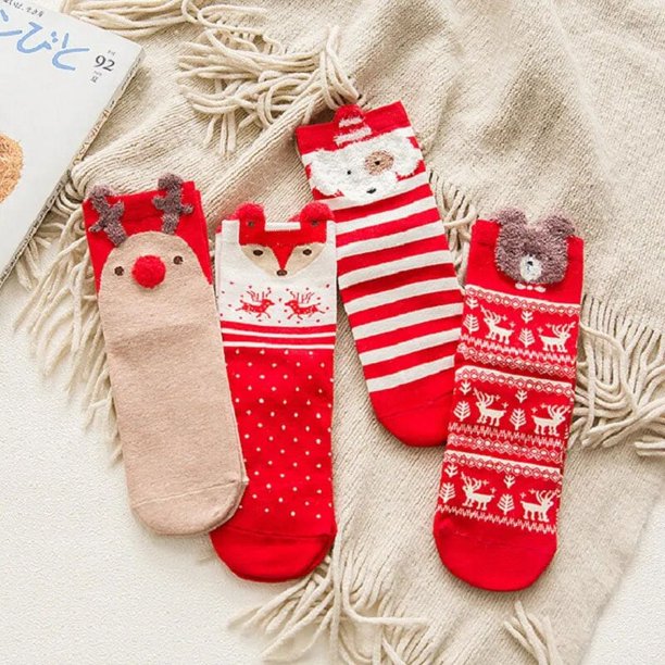 Calcetines de navidad decorados con regalos en estilo de dibujos animados