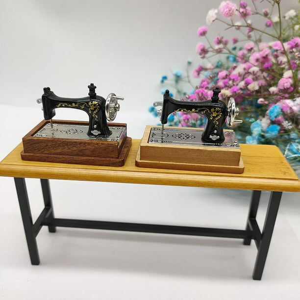 Máquina de coser antigua en muebles de madera en casa