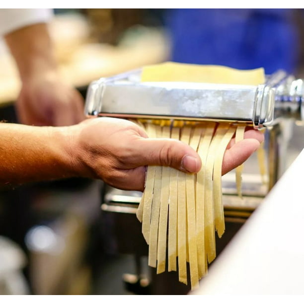 Máquina para hacer pasta casera y tiras de pasta fresca para canelones  secándose. Photos