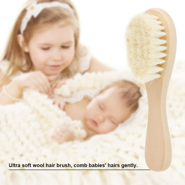 Cepillo para el cabello y cuidado del bebé. madre peinando el cabello recién  nacido caucásico