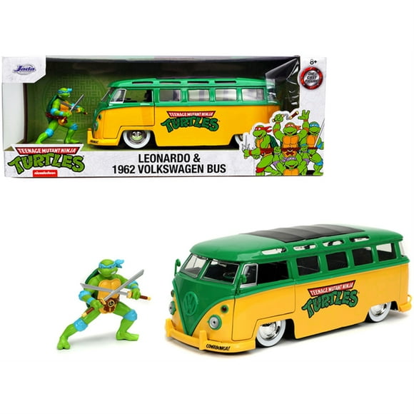 1962 volkswagen bus amarillo y verde con figura de leonardo diecast  teenage mutant ninja turtles  jada toys 31786