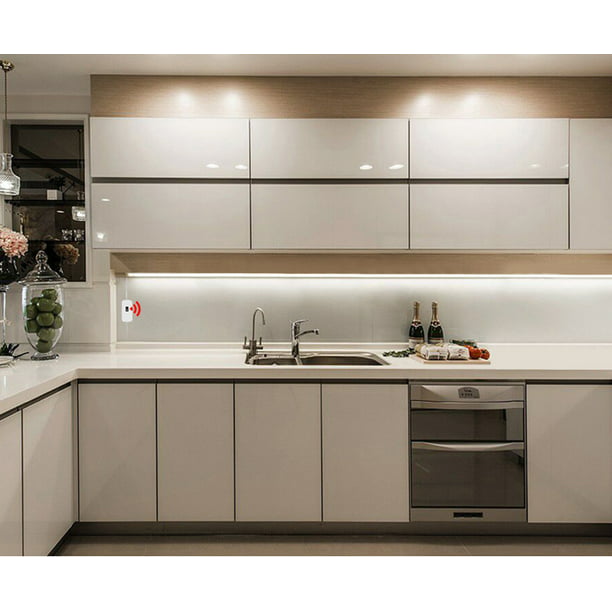 Linea 3 Cocinas - La luz LED 💡en el zócalo es un elemento muy moderno y  que crea un efecto fascinante a un coste bastante bajo. ¿Qué os parece? En  este tipo
