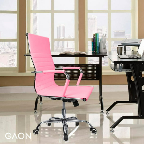 Una oficina rosa con un escritorio negro y una silla negra.
