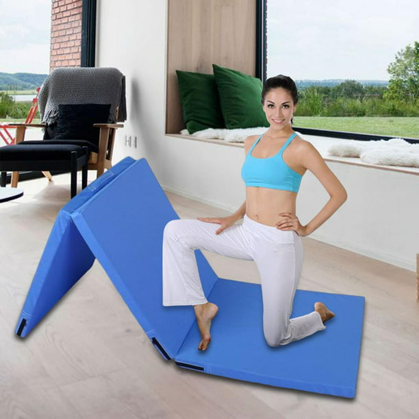 Cerca de mujer deportiva colchón de yoga plegable en el gimnasio