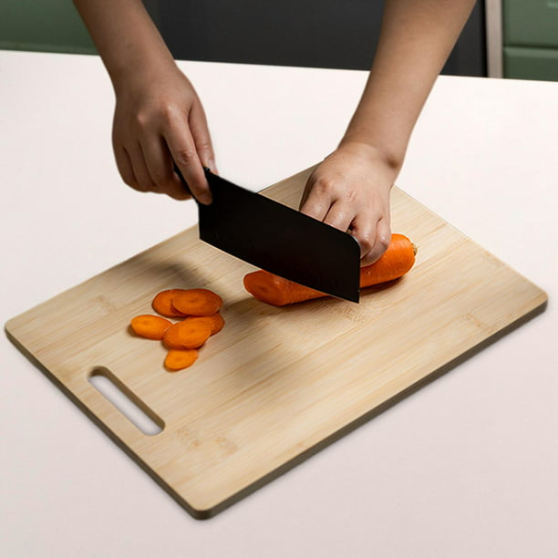Pan y cuchillo sobre una tabla para cortar