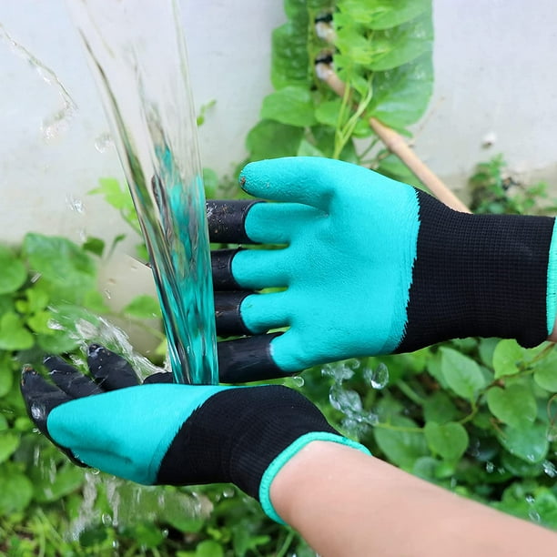El hombre lleva un par de guantes verdes. Guantes de goma para jardín. El  jardinero está cavando un agujero en la tierra. Recogiendo la tierra en la  mano Fotografía de stock 