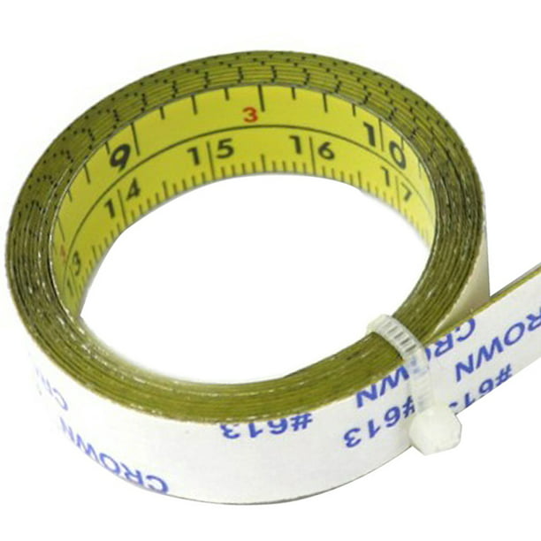 Foto Una cinta métrica y un rollo de cinta adhesiva sobre una mesa