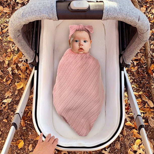 Ebé recién nacido que recibe mantas conjunto de diadema para