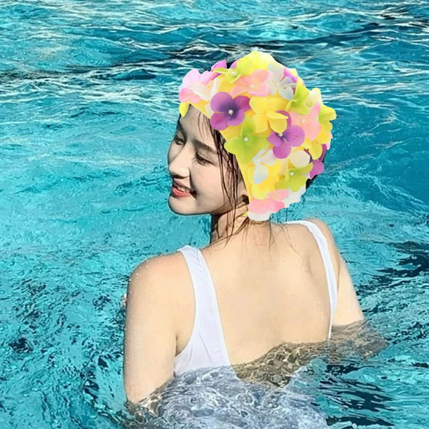 Foto Una mujer en una piscina con gorro de baño – Natación Imagen