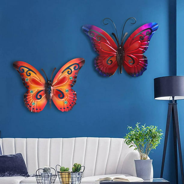 La habitación de un bebé con una pared morada con mariposas.