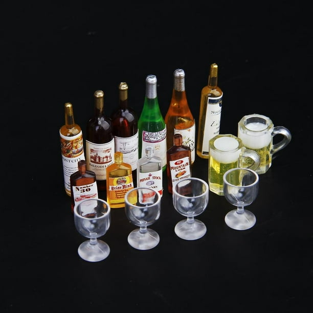 Colección de mini botellas de bar en la tienda de alcohol — Foto