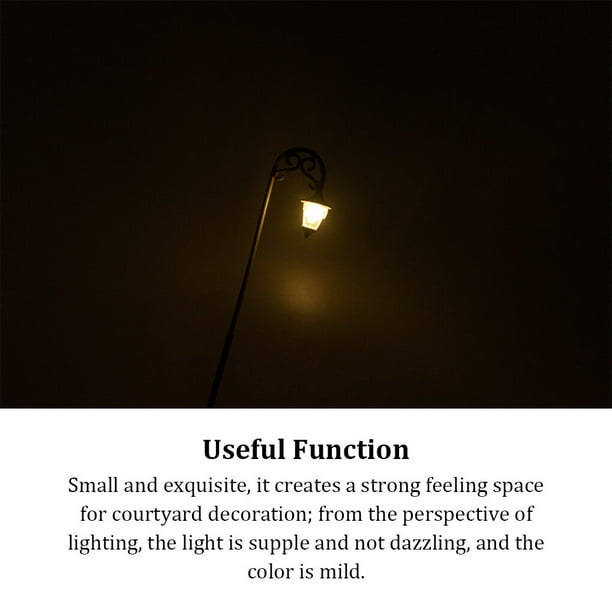 Poste de luz con dos lámparas led en la noche de niebla