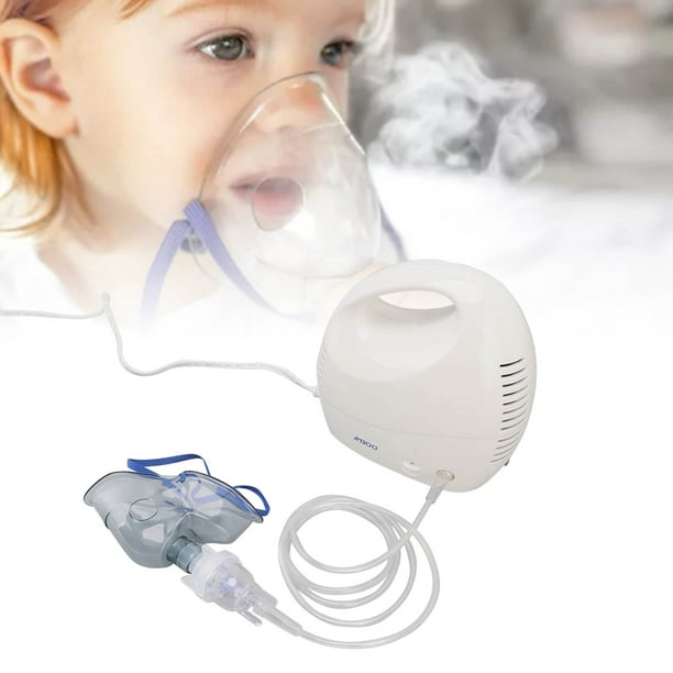 un niño pequeño que usa nebulizador Foto de stock 2232285347