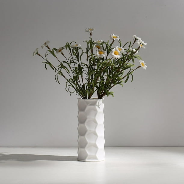 Flores secas decorativas en arreglo minimalista