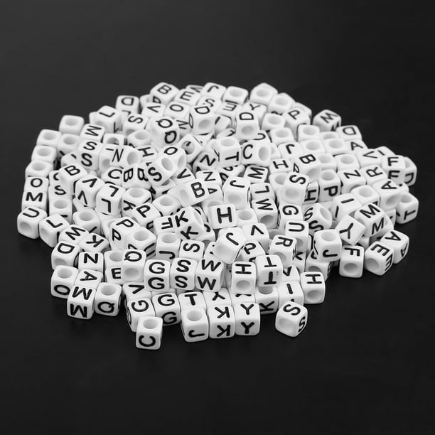 Abalorios de cubos blancos con letras negras. Tamaño 6 mm