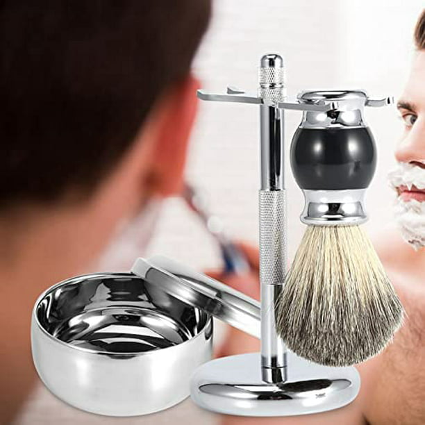 Brocha de afeitar y maquinilla de afeitar para el hombre en la mesa contra  el fondo de color