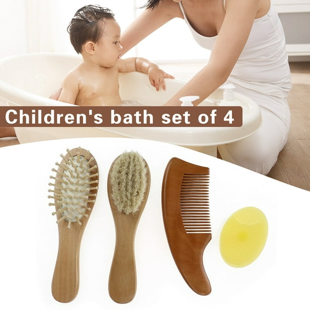Cepillo para el cabello y cuidado del bebé. madre peinando el
