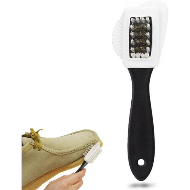 Cepillo Para El Ante De Limpieza De Los Zapatos En Manos Foto de