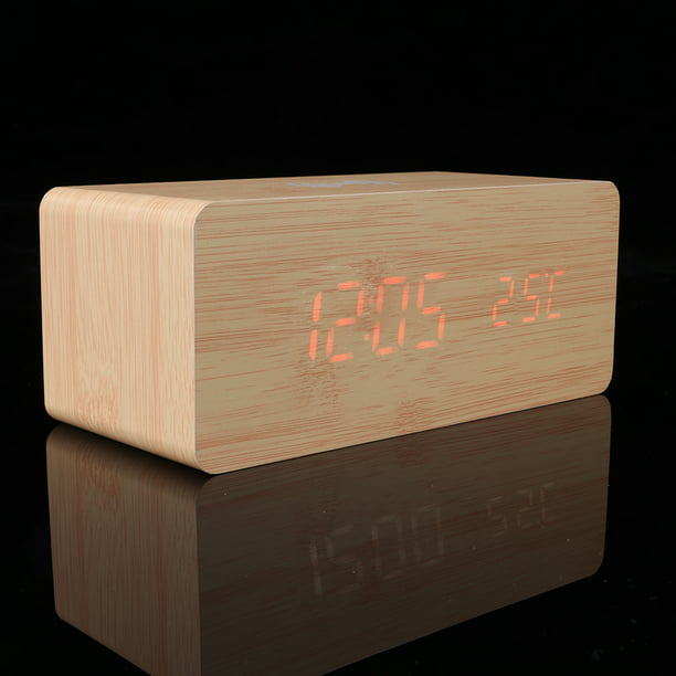Reloj despertador LED de madera con almohadilla de carga