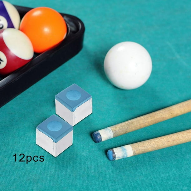 bolas de billar, taco y tiza en una mesa de billar azul. visto