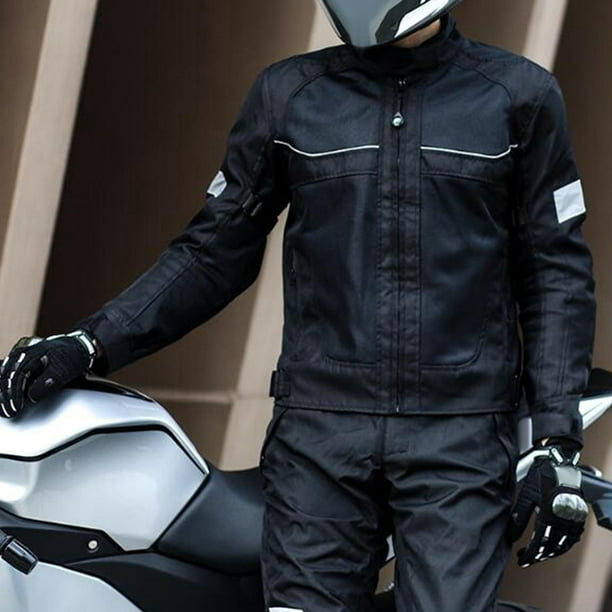 Hombre motociclista en ropa de cuero en su moto