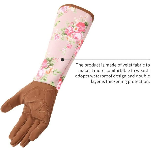 Mujer en un delantal de guantes de jardinería con una pala