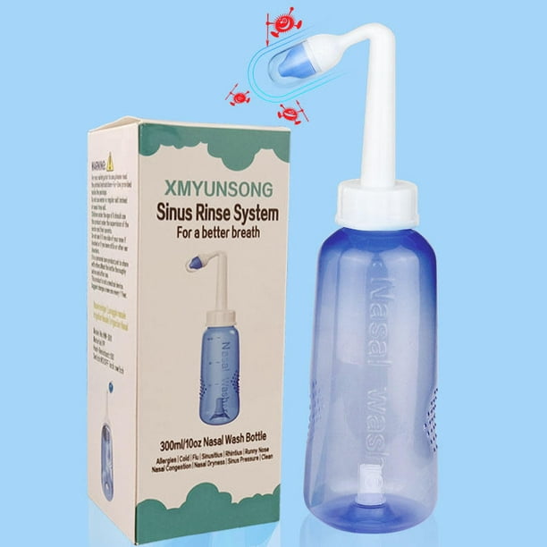 Médico con botella de lavado nasal con pulso de agua azul
