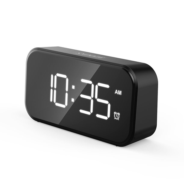 Este despertador digital con pantalla led, alarma dual y en seis