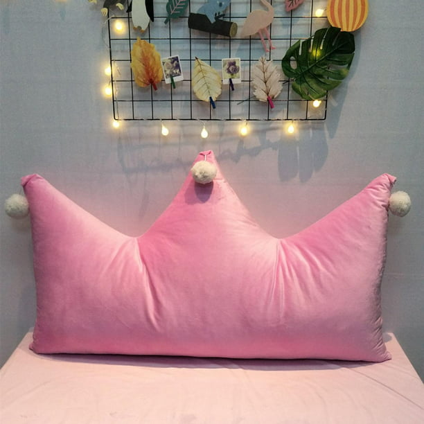 Cojines decorativos rosas en la ropa de cama cama nupcial doble con  almohadas y edredón de plumas gruesas diseño de dormitorio cabecero blanco  suave interior con muebles y ropa de cama