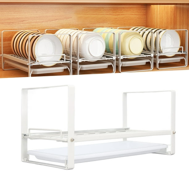 Un mostrador de cocina con un estante para platos que tiene platos y  tazones.