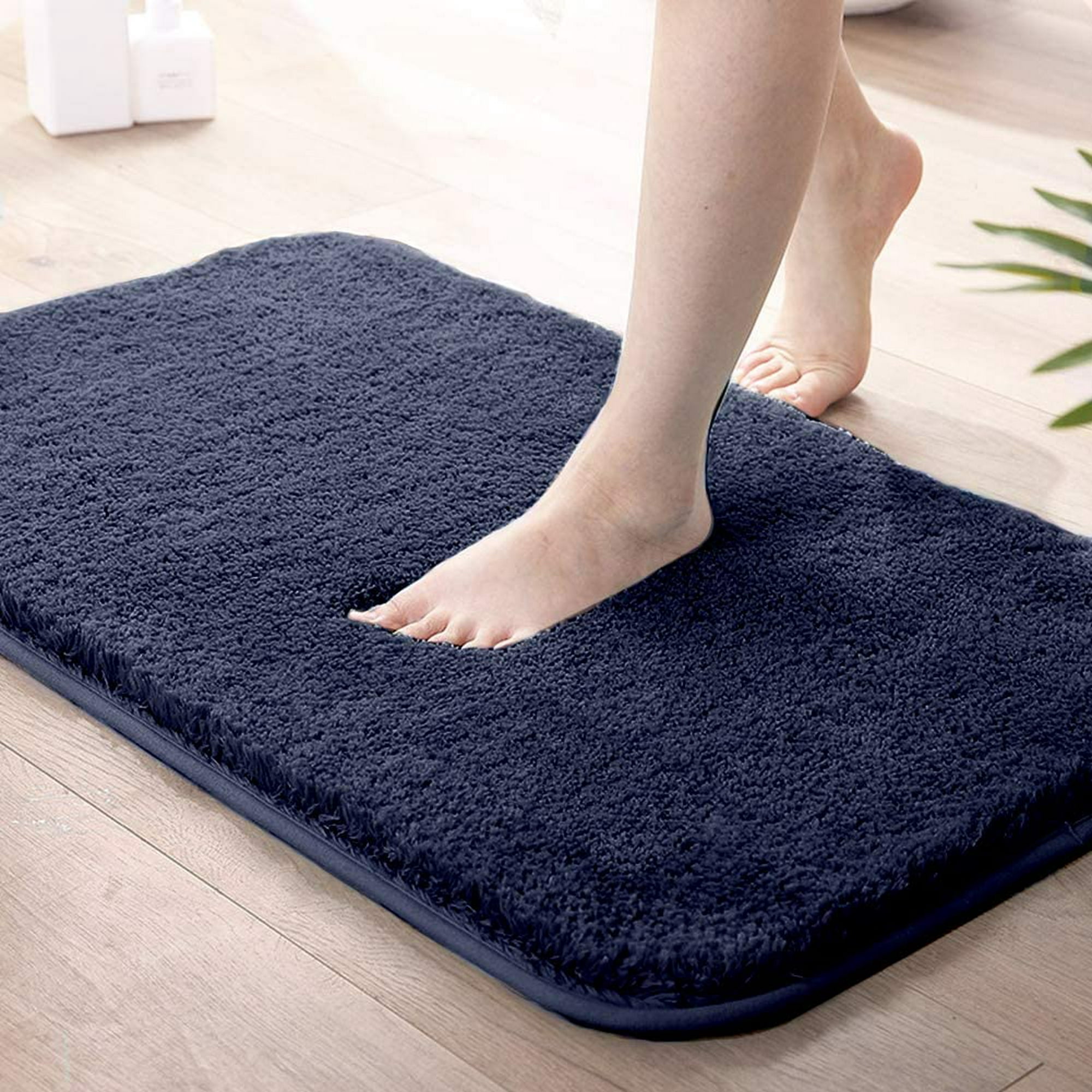 La alfombra de ducha absorbe agua. – FLR International