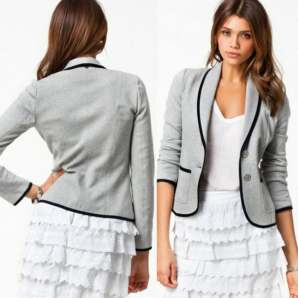 Mujer elegante en blanco gris suave traje chaqueta blazer