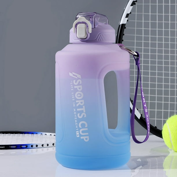Botella de agua deportiva. botella de plástico para gimnasio.