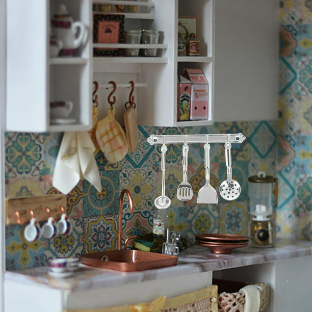 Interior de cocina con juego de accesorios de cocina utensilios de