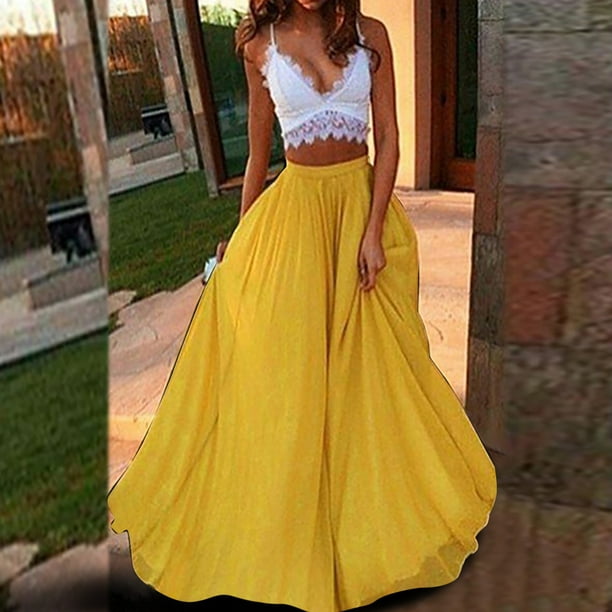 Modelo de falda corta amarilla de mujer