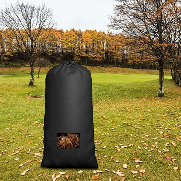 Grandes bolsas negras con basura y hojas recogidas en el parque y